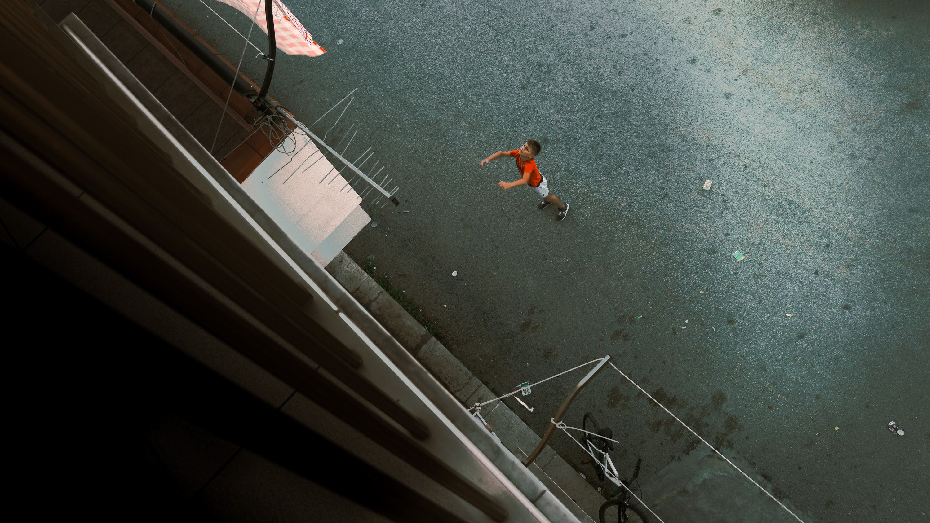 Albanie, enfants et pétards nuit.