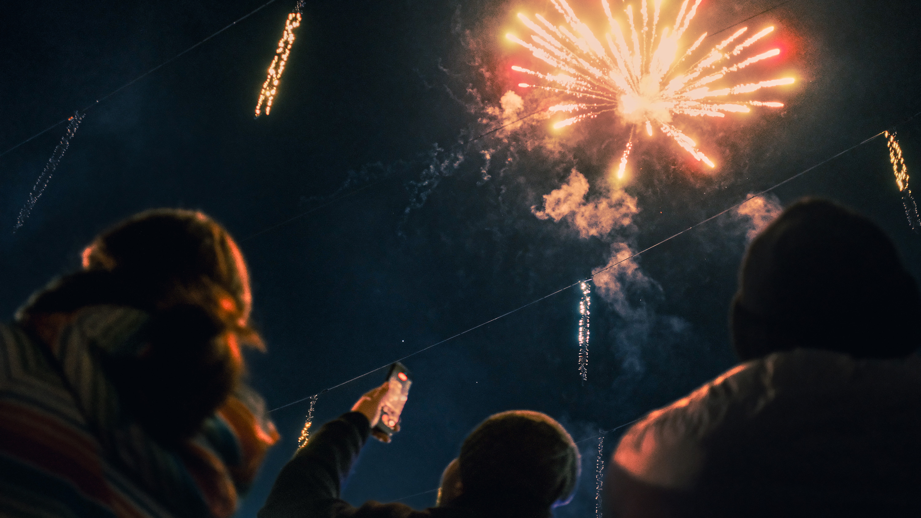 Balkans, feux d'artifice nuit.