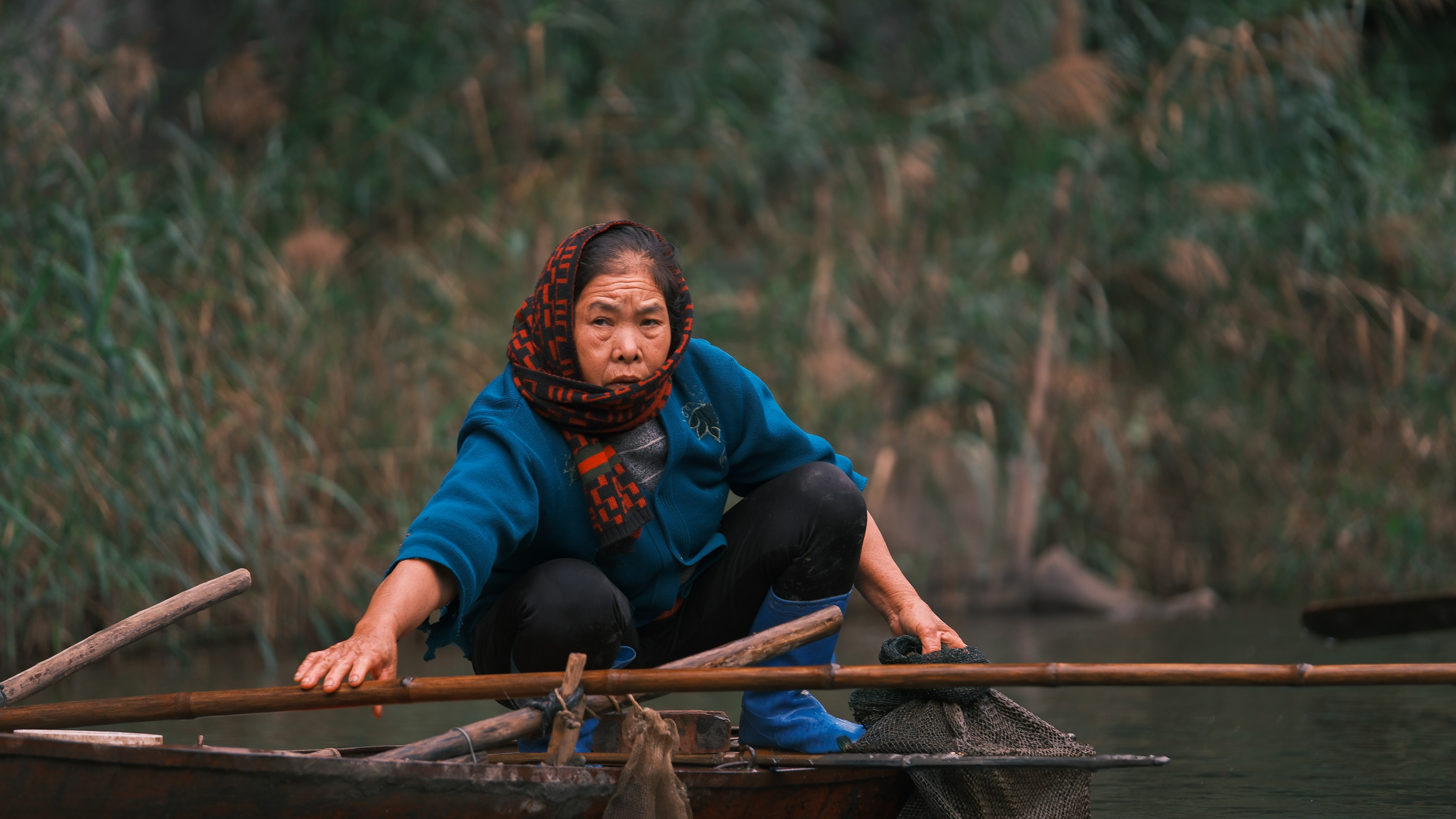 Vietnam, femme sur barque.