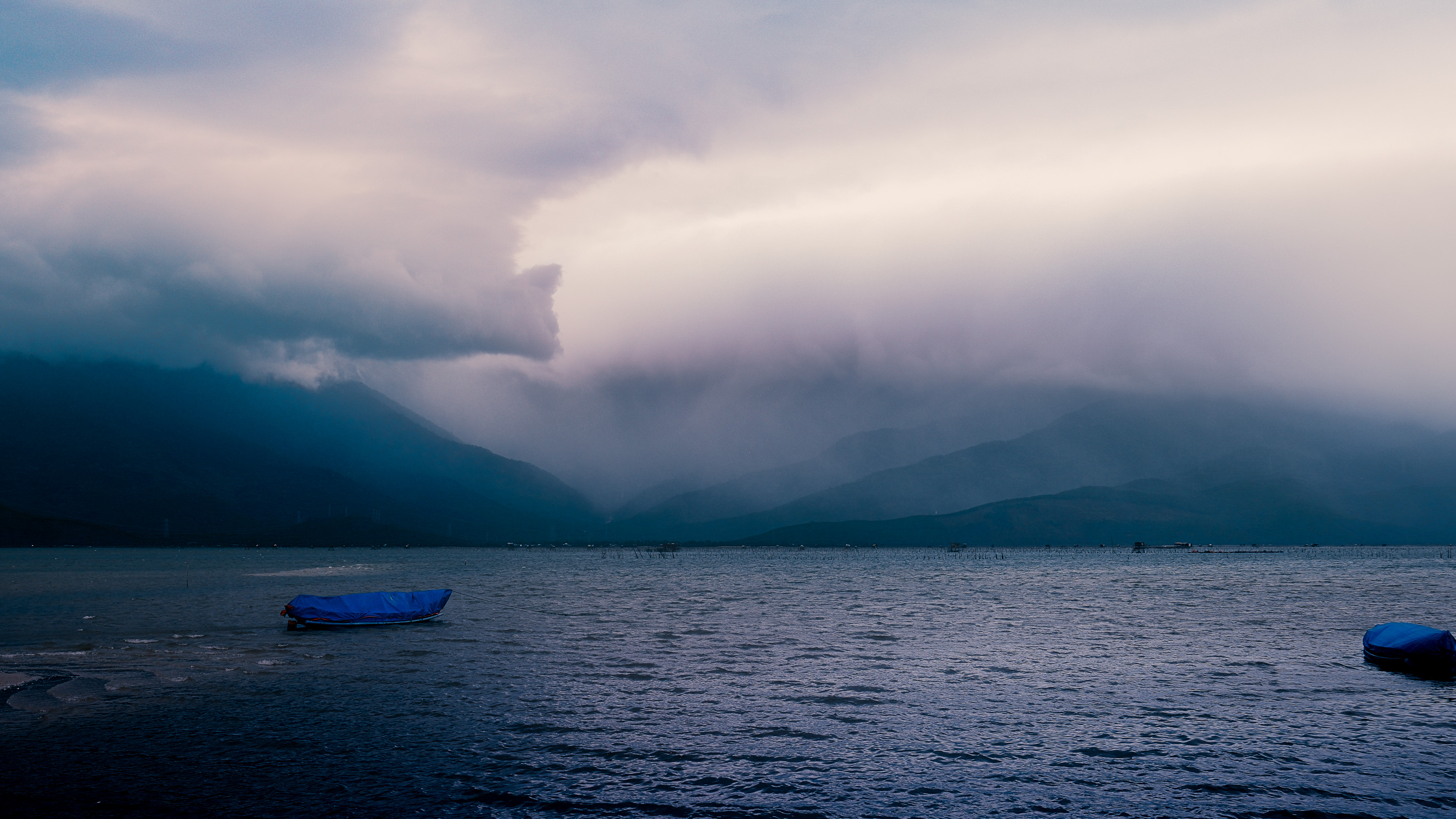 Vietnam, lac sous l'orage.