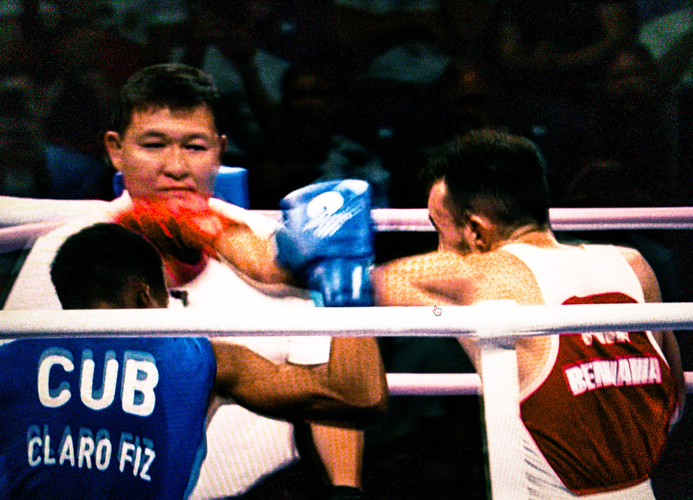 Combat de boxe sur le ring, Paris 2024.